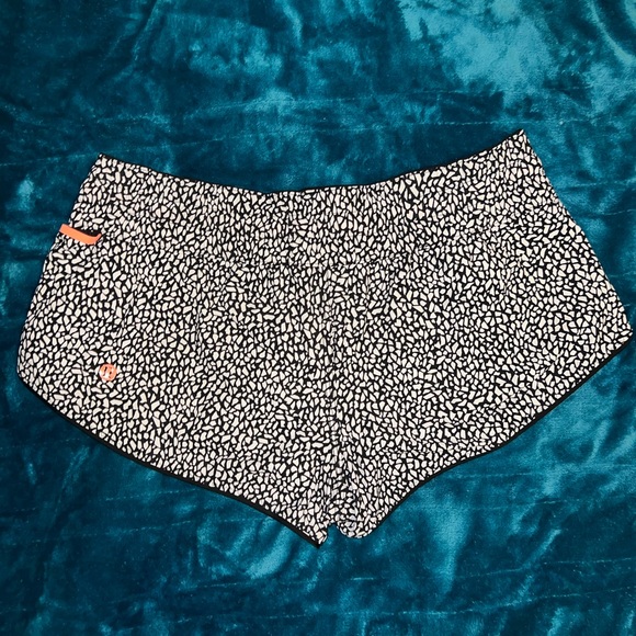 LIKE NEW LULULEMON Lululemon Surf Short II Black / Miss Mosaic Black - Picture 8 of 13